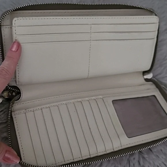 Michael Kors Leather Wallet ❤️ - Picture 9 of 10